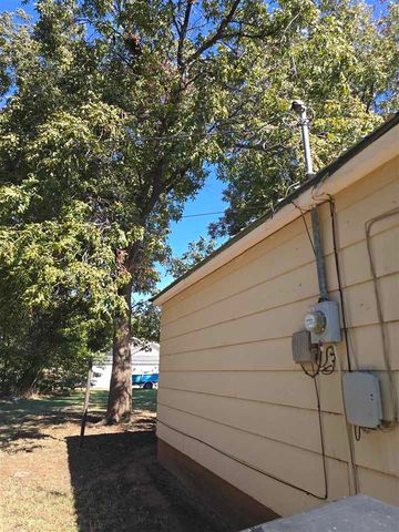 1021 E Gladstone, Frederick, OK 73542