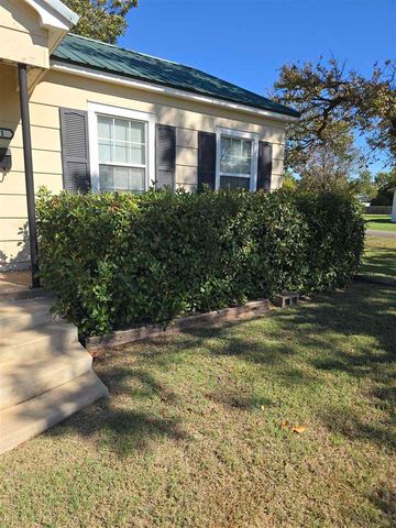 1021 E Gladstone, Frederick, OK 73542