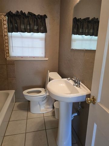 1021 E Gladstone, Frederick, OK 73542