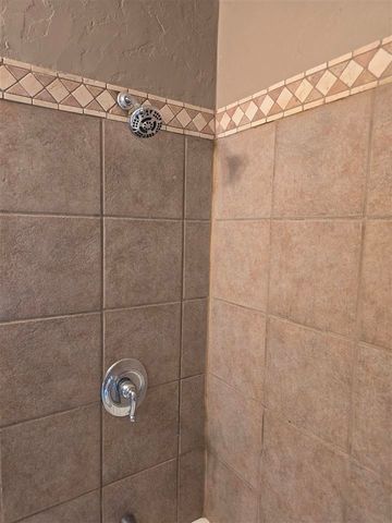 1021 E Gladstone, Frederick, OK 73542