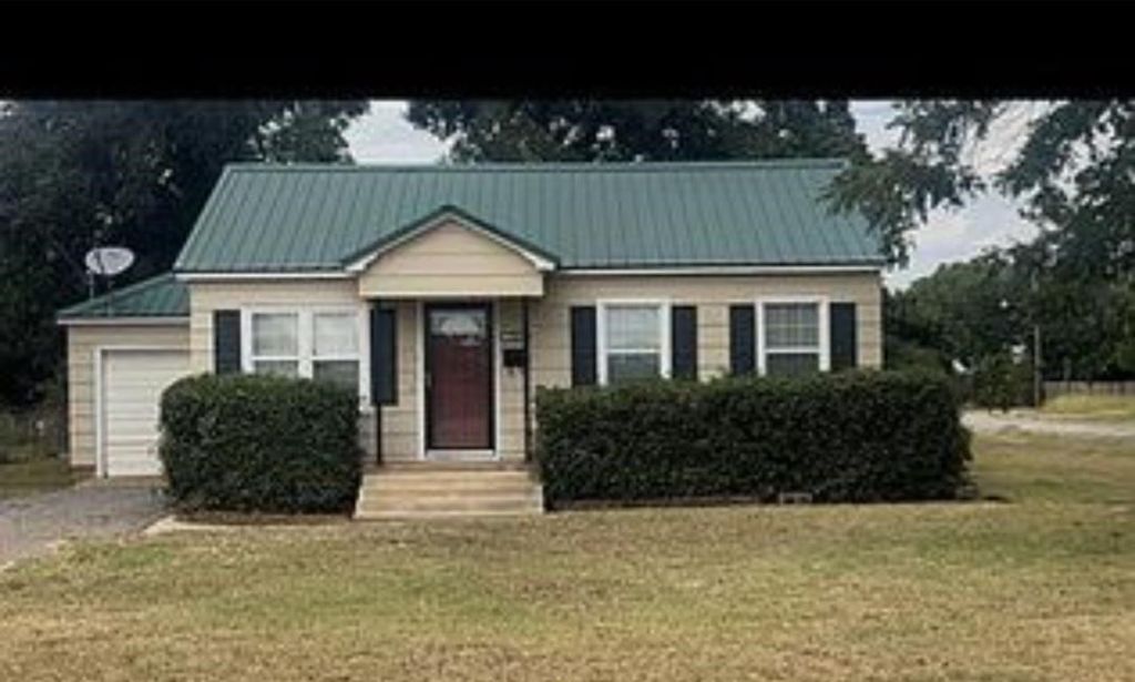 1021 E Gladstone, Frederick, OK 73542