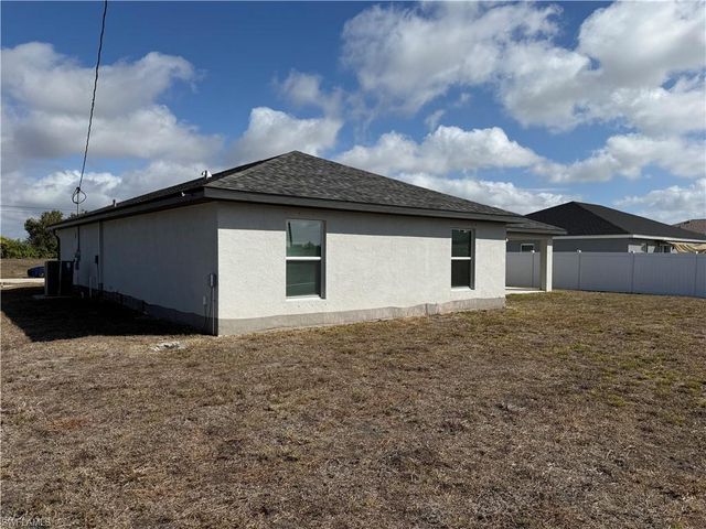 910 NW 8th TER, Cape Coral, FL 33993