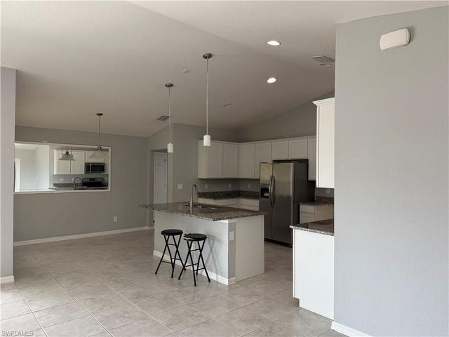 910 NW 8th TER, Cape Coral, FL 33993