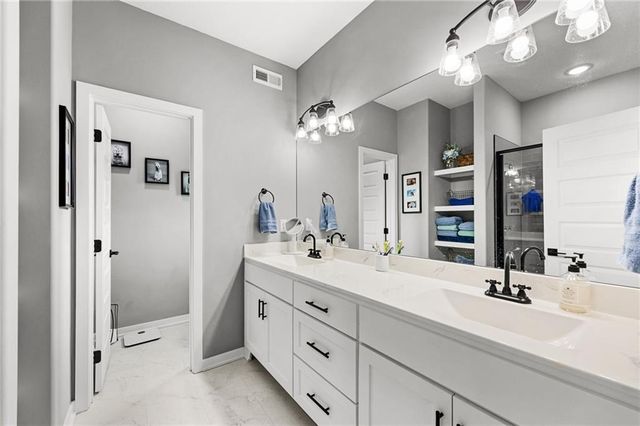 11722 N Manning Avenue, Kansas City, MO 64157