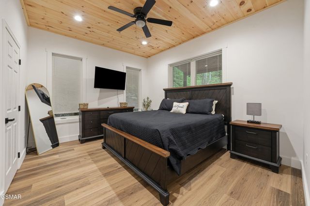 2825 Whisper Creek Lane, Sevierville, TN 37862
