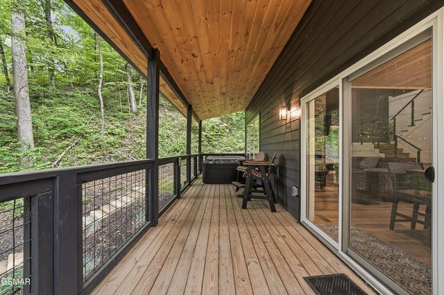 2825 Whisper Creek Lane, Sevierville, TN 37862