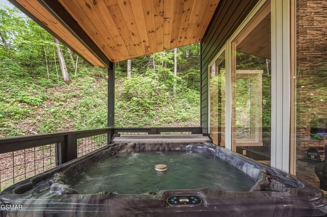 2825 Whisper Creek Lane, Sevierville, TN 37862