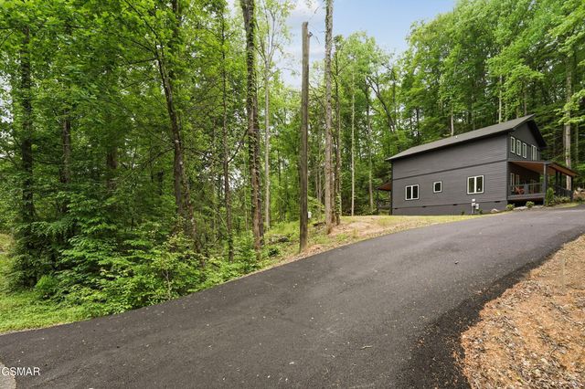 2825 Whisper Creek Lane, Sevierville, TN 37862