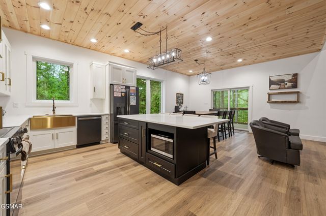 2825 Whisper Creek Lane, Sevierville, TN 37862