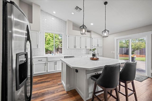 902 Calle Campana Ct, Roseville, CA 95747