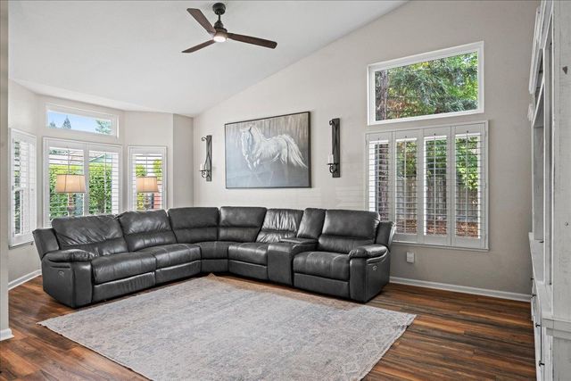 902 Calle Campana Ct, Roseville, CA 95747