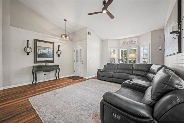 902 Calle Campana Ct, Roseville, CA 95747