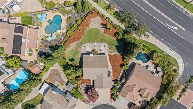902 Calle Campana Ct, Roseville, CA 95747