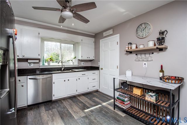 202 Homestead Dr, Colonial Heights, VA 23834