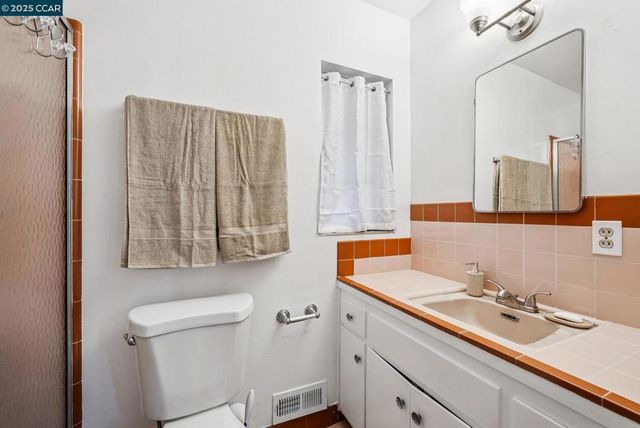 10910 Glen Artney St, Oakland, CA 94605