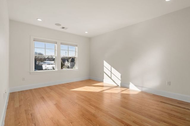 18 Robert St 14, Boston, MA 02131