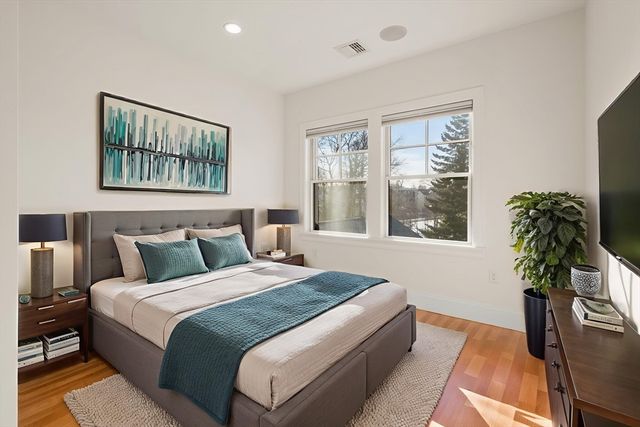 18 Robert St 14, Boston, MA 02131