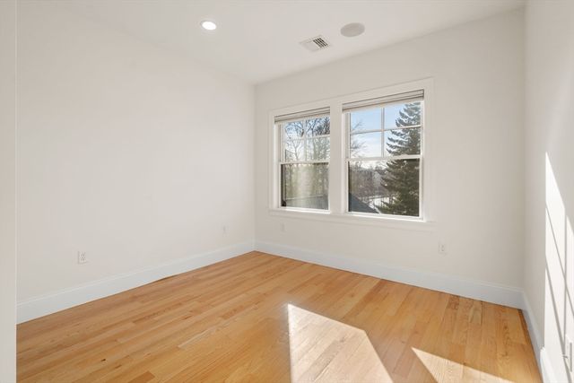 18 Robert St 14, Boston, MA 02131