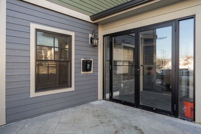 18 Robert St 14, Boston, MA 02131