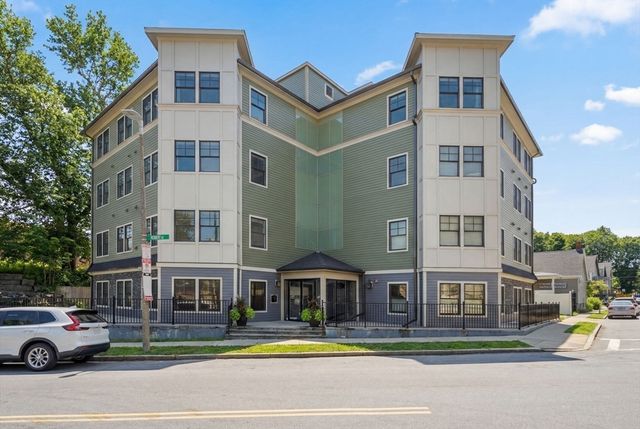 18 Robert St 14, Boston, MA 02131