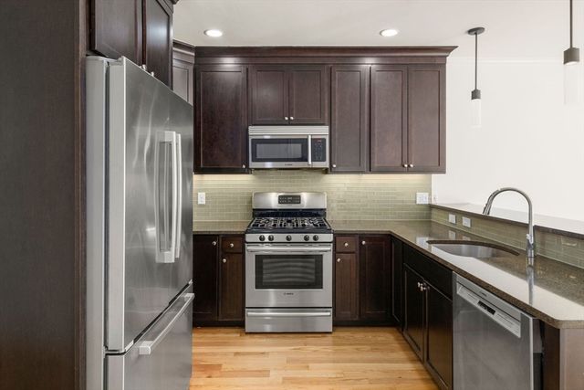 18 Robert St 14, Boston, MA 02131