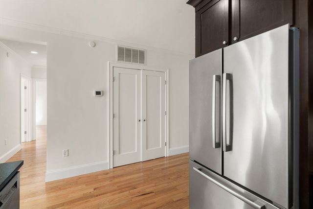 18 Robert St 14, Boston, MA 02131