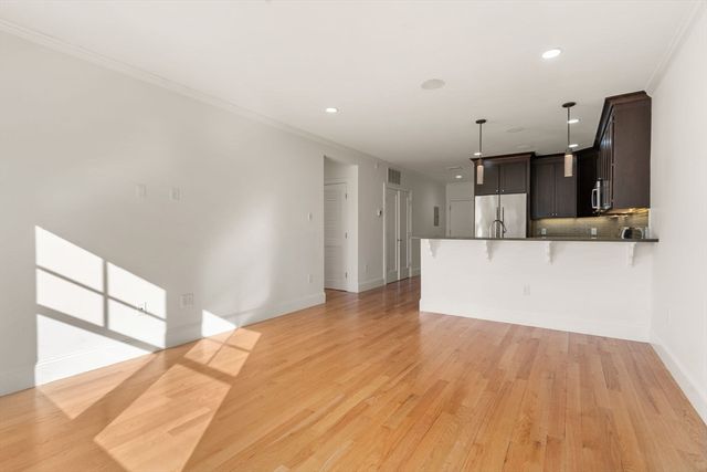 18 Robert St 14, Boston, MA 02131