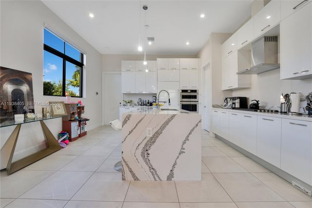 8279 NW 43rd St, Doral, FL 33166