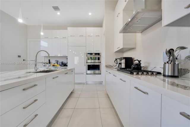 8279 NW 43rd St, Doral, FL 33166