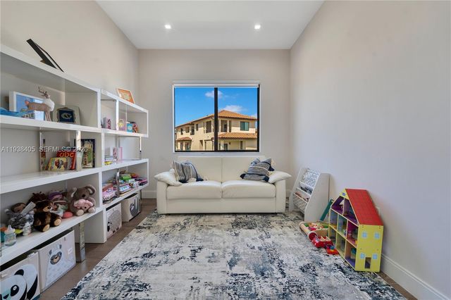 8279 NW 43rd St, Doral, FL 33166