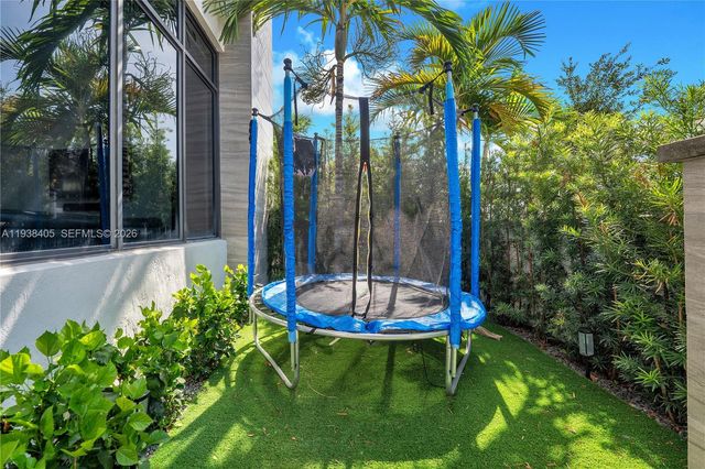 8279 NW 43rd St, Doral, FL 33166