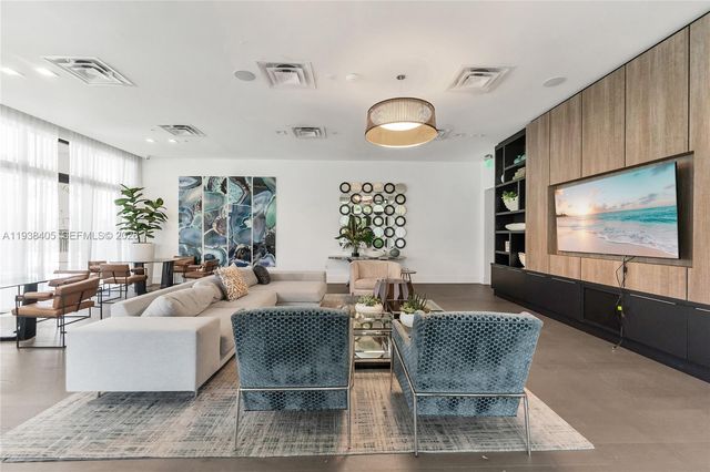 8279 NW 43rd St, Doral, FL 33166