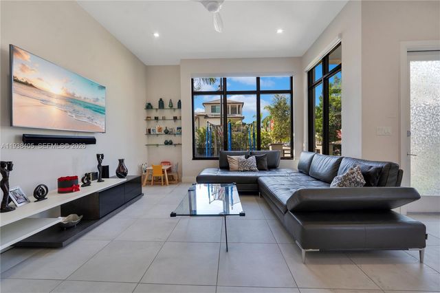 8279 NW 43rd St, Doral, FL 33166