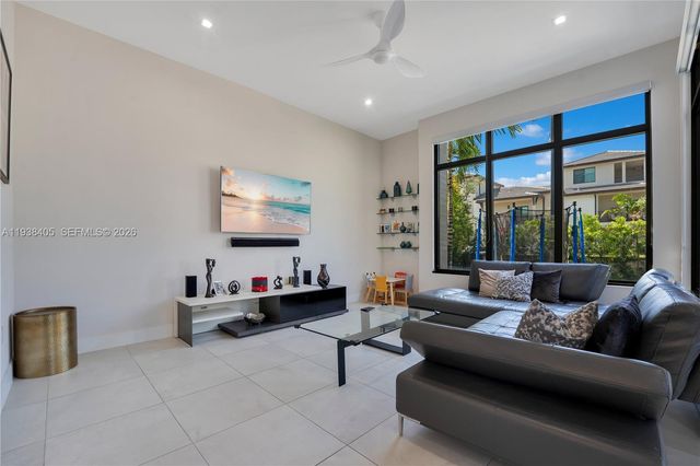 8279 NW 43rd St, Doral, FL 33166