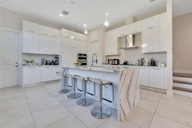 8279 NW 43rd St, Doral, FL 33166