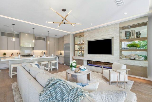 130 NE Wavecrest Way, Boca Raton, FL 33432