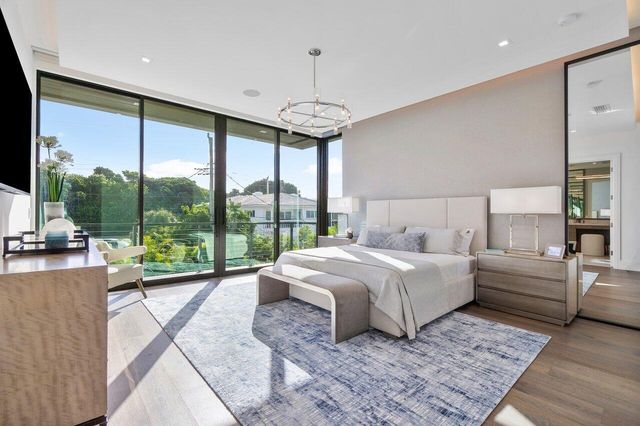 130 NE Wavecrest Way, Boca Raton, FL 33432