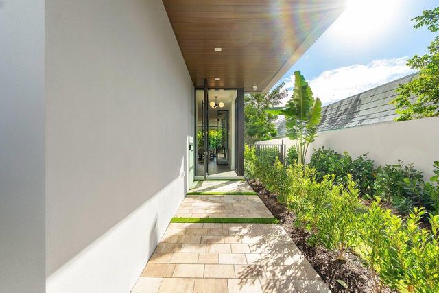 130 NE Wavecrest Way, Boca Raton, FL 33432