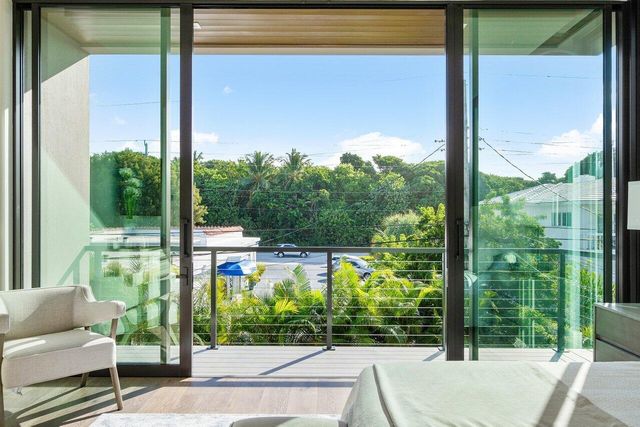 130 NE Wavecrest Way, Boca Raton, FL 33432