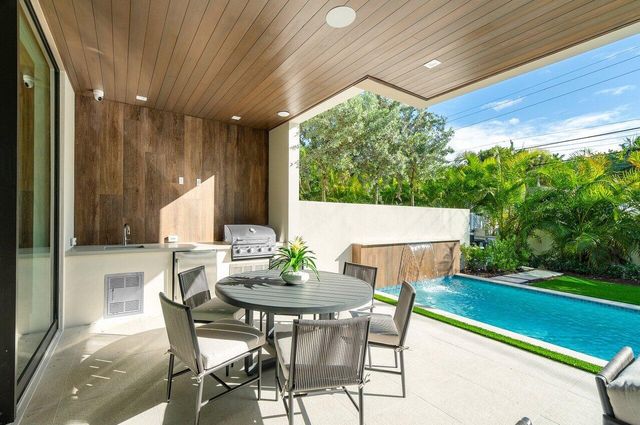 130 NE Wavecrest Way, Boca Raton, FL 33432