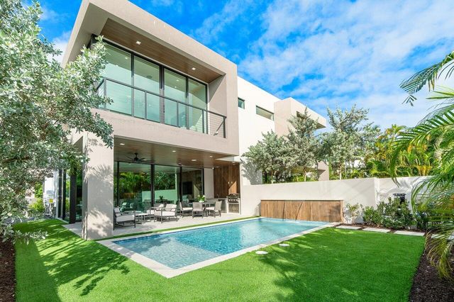 130 NE Wavecrest Way, Boca Raton, FL 33432