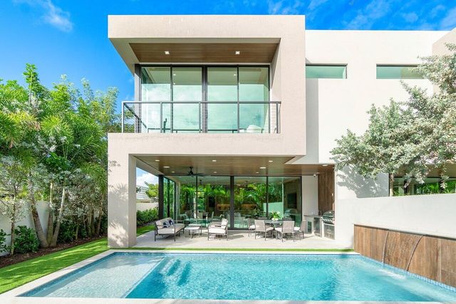 130 NE Wavecrest Way, Boca Raton, FL 33432