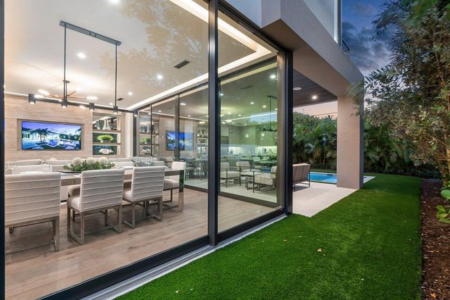 130 NE Wavecrest Way, Boca Raton, FL 33432