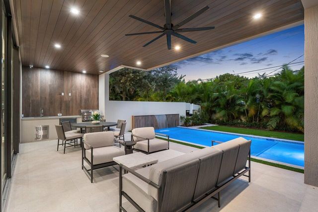 130 NE Wavecrest Way, Boca Raton, FL 33432