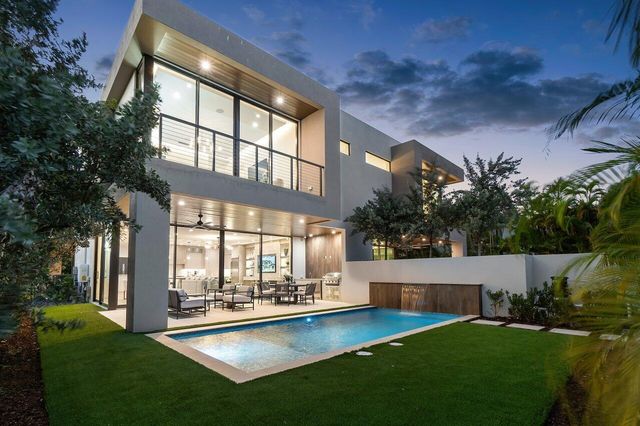 130 NE Wavecrest Way, Boca Raton, FL 33432