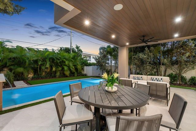 130 NE Wavecrest Way, Boca Raton, FL 33432