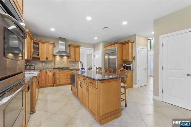 4 Leoson Parkway, Old Tappan, NJ 07675