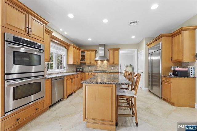 4 Leoson Parkway, Old Tappan, NJ 07675