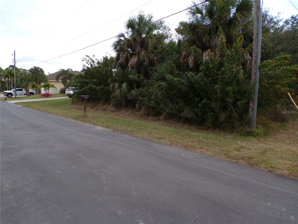 Image 6 of property listing at 9191 HILLBURN TERRACE, Englewood, FL 34224