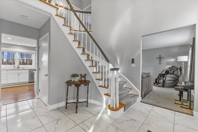 712 Shady LANE, Mequon, WI 53097